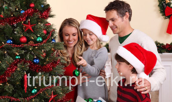 Семья возле елки